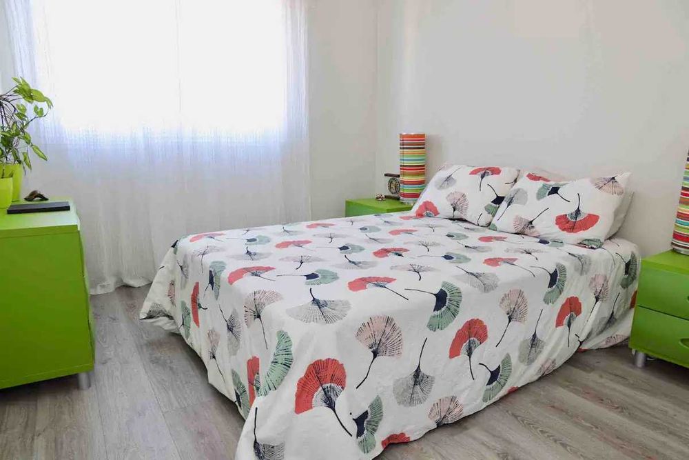 Mobilia quarto casal - estrut. cama, colchão, 2 mesinhas e 1 comoda.