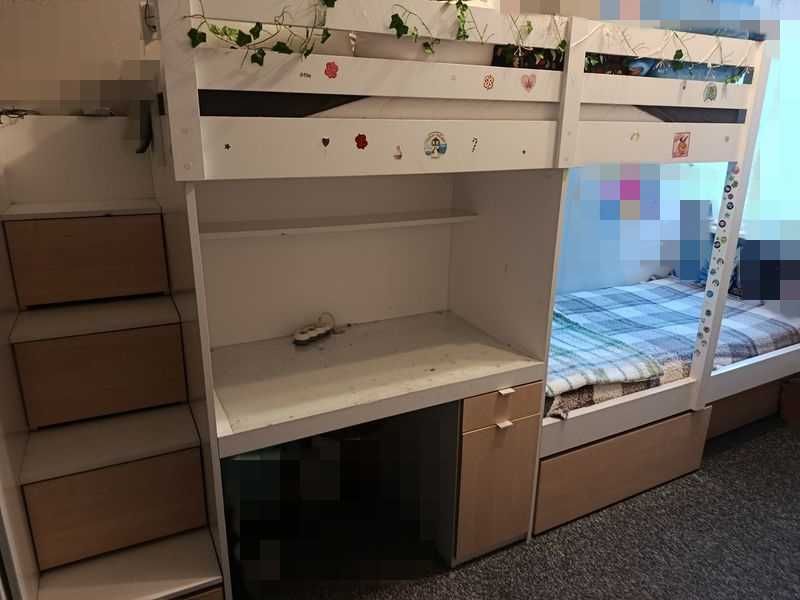 łóżko piętrowe z biurkiem i schodami