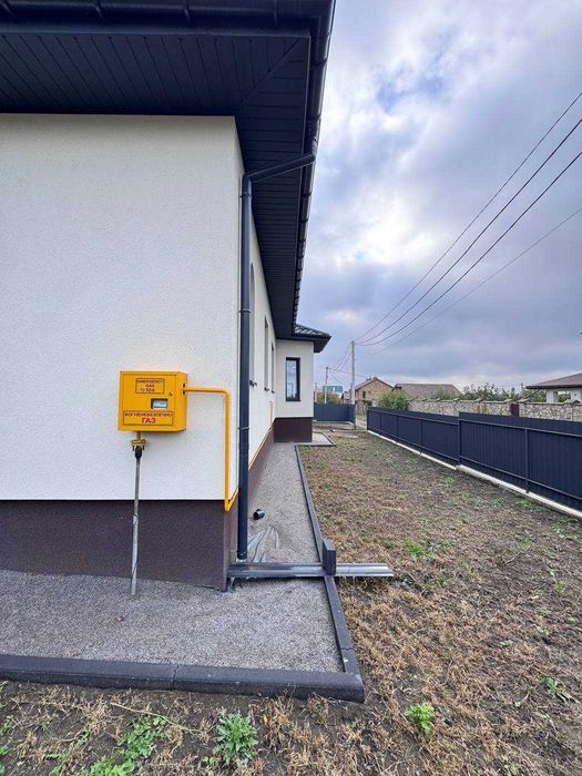 Продаж сучасного одноповерхового будинку з частковим ремонтом.