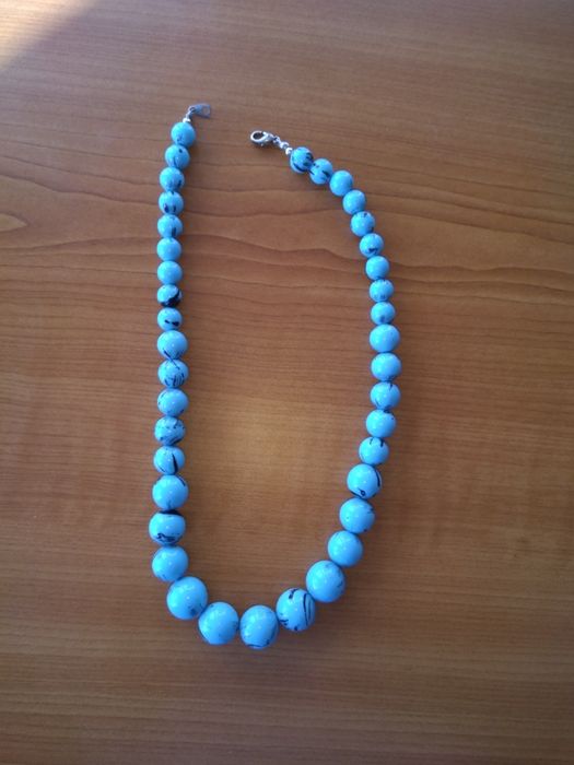 Colar de pérolas azuis