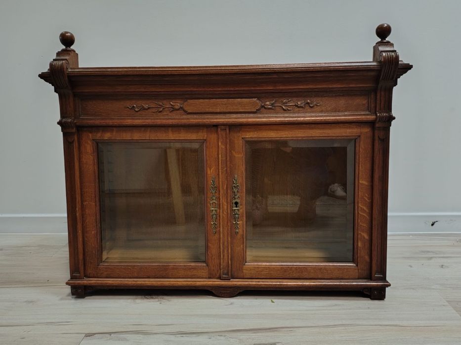 Stylowa drewniana witrynka