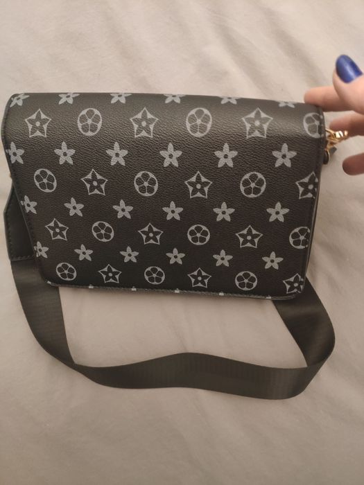 Czarna torebka na pasku.