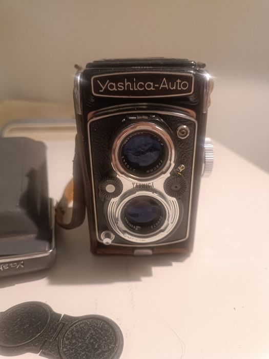 Yashica-Auto 6×6, câmara TLR (reflex de duas objetivas) para filme 120, com objetiva Yashinon 80 mm f/3.5. É um modelo de cerca de 1959.