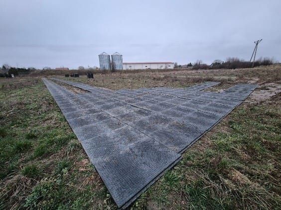 płyty drogowe maty drogowe droga tymczasowa dojazd do bud płyta chodnikowa zabezpieczenie terenu droga dla paleciaka brak błota