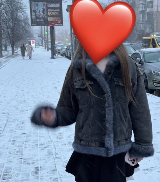 Продам зимову джинсову куртку зі вставками норки 40-42 р