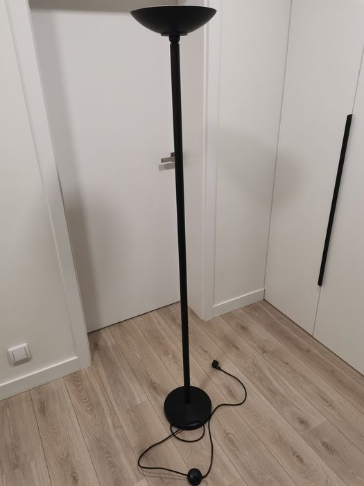 Lampa podłogowa.