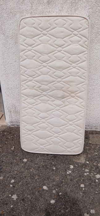 Cama de bebé com colchão em ferro