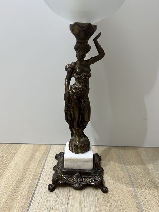 Figuralna lampa naftowa