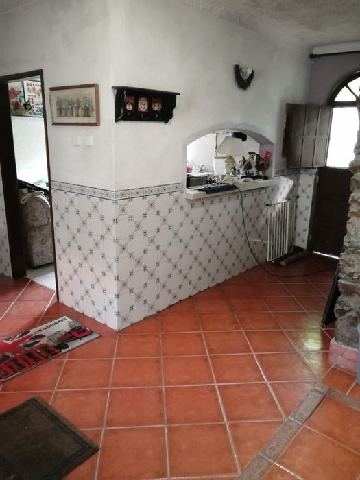 2 quartos rústicos, com uso de WC, sala e cozinha. Máximo 4 pessoas.