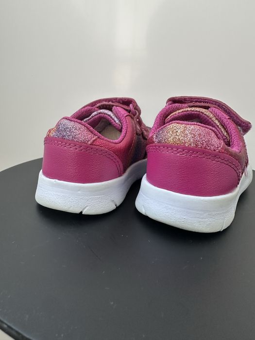 Кросівки Clarks для дівчинки