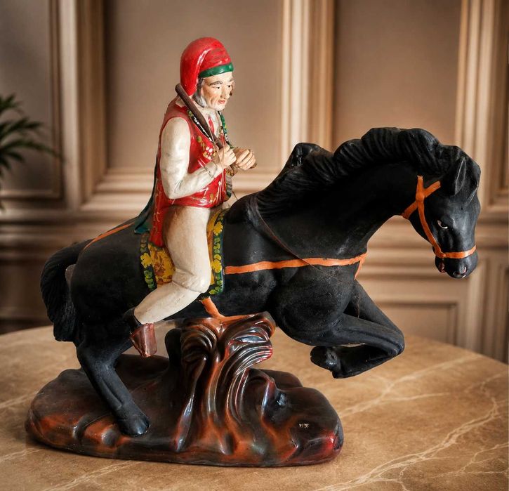 Grande Estatueta Antiga Cavaleiro a Cavalo em Acabamento Aveludado – Início Século XX