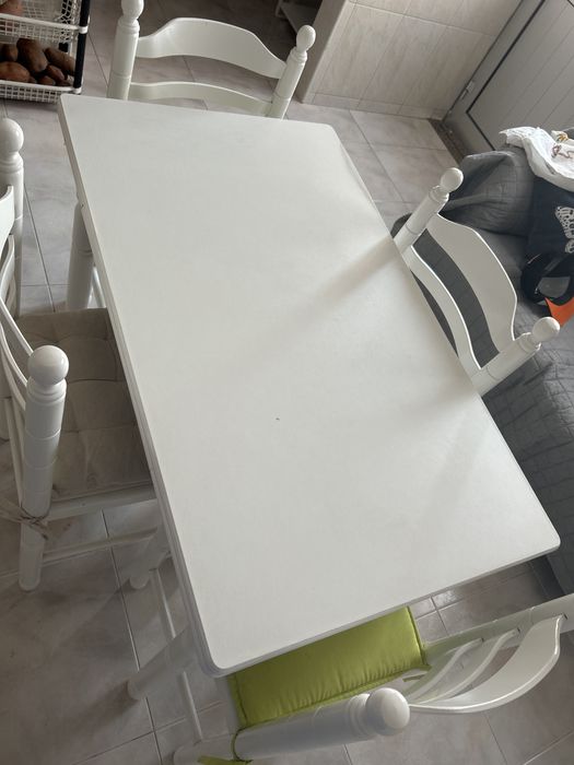 Mesa extensivel e 4 cadeiras