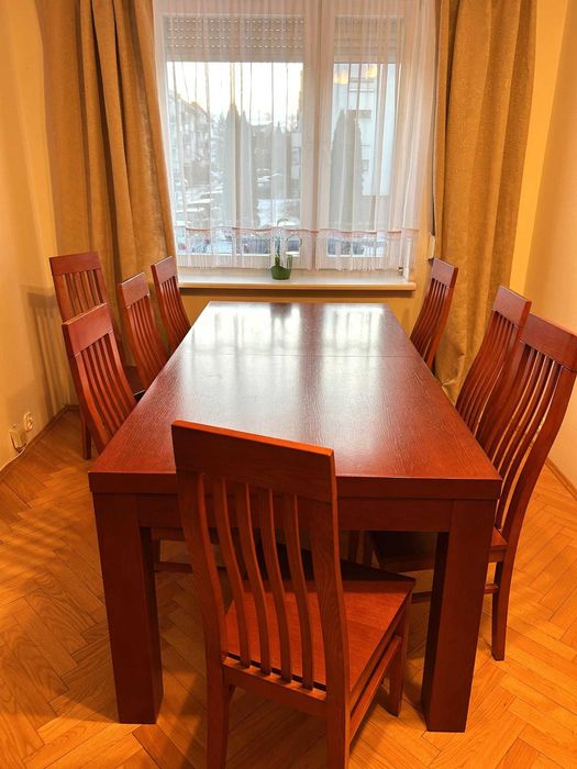 Dębowy, rozkładany stół z 8 krzesłami w bardzo dobrym stanie.