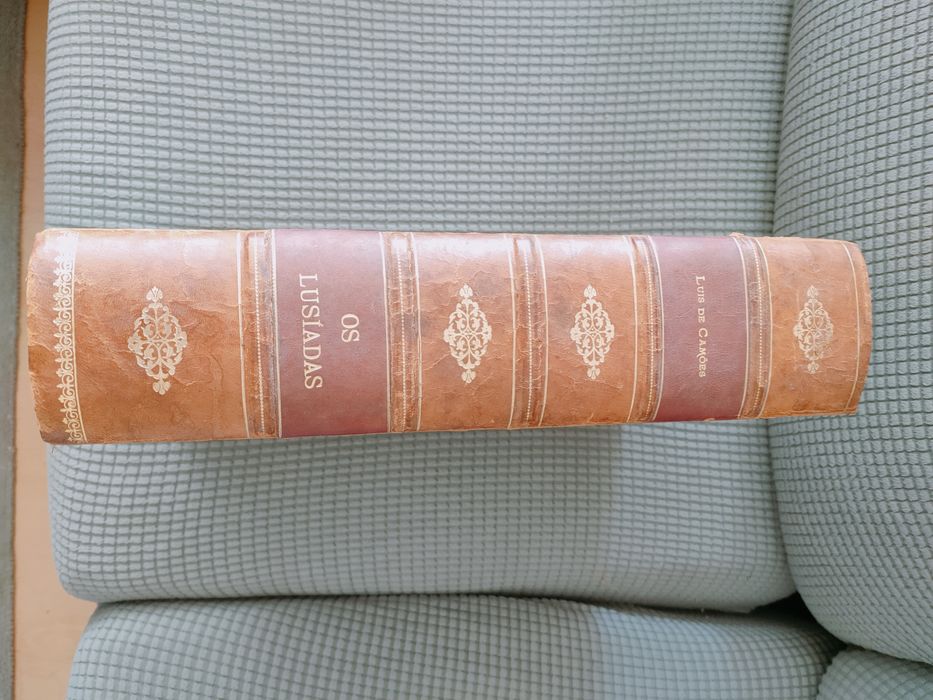Livro "Os Lusíadas" de Luís Vaz de Camões