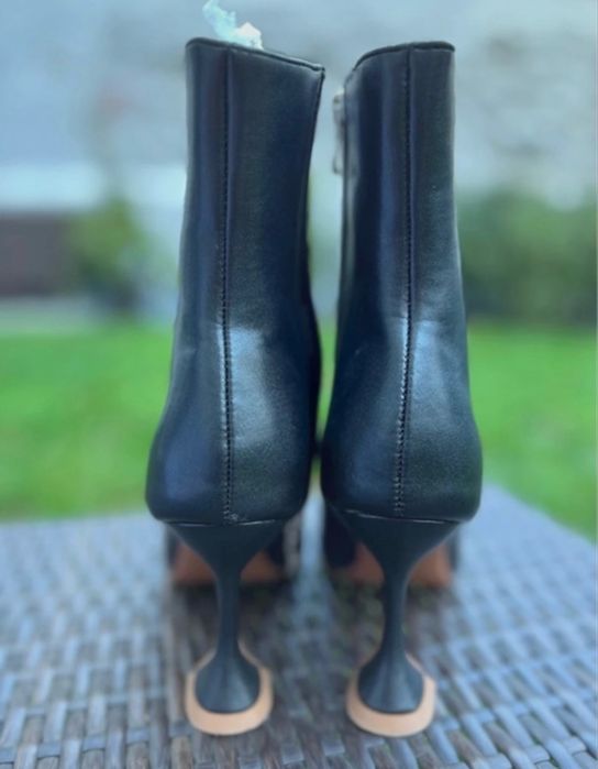 Botins com salto alto da moda a estrear
