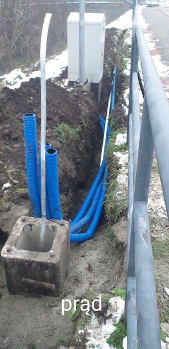 Koparka ,wykopy pod przyłącza.