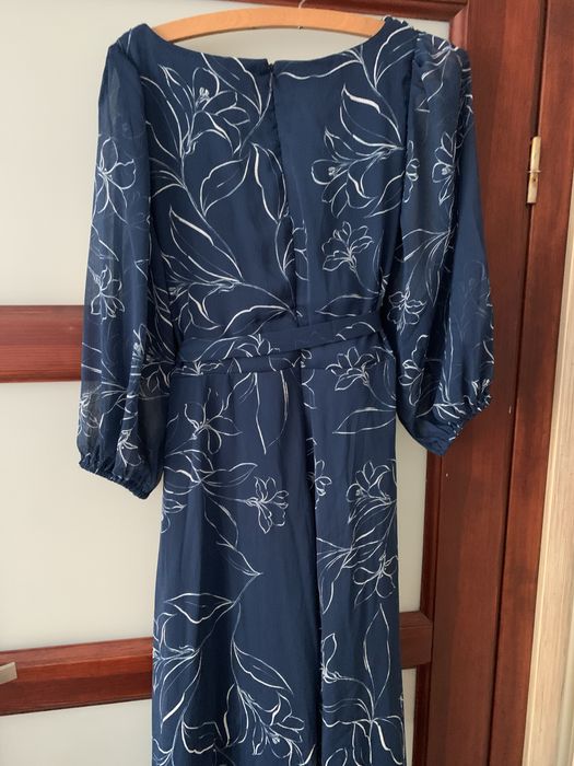 Sukienka midi z dekoltem kopertowym i paskiem DKNY 42