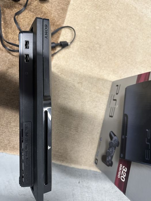 Consola PS3 320gb + 4 jogos + singstar microphone receiver