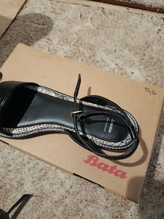 Продам жіночі шкіряні босоніжки Bata р.39