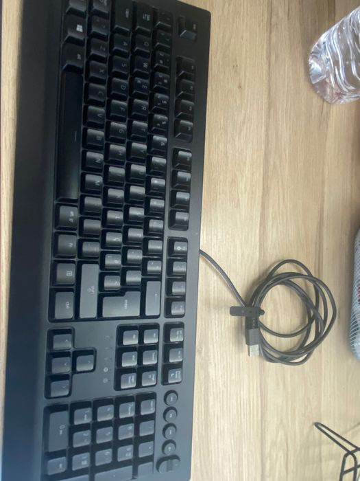Teclado de computador Razer Cynosa V2 usado em bom estado.