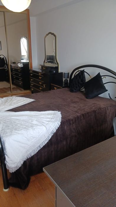 Alugo quarto espaçoso com muita luz natural mobilado com tv