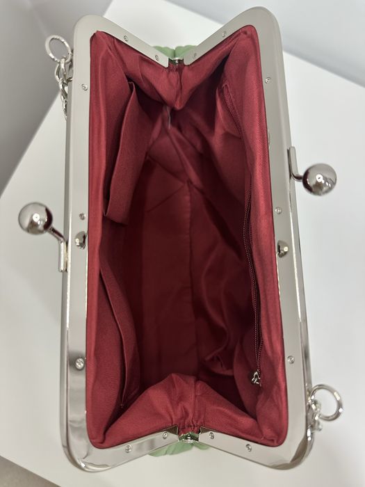 Mala de senhora verde, em bom estado.