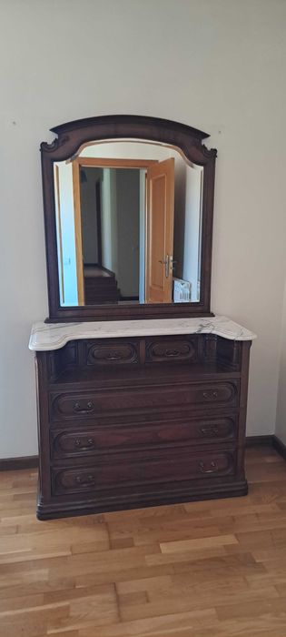 Quarto clássico em carvalho maciço, com tampo em mármore branco na cómoda e mesas de cabeceira