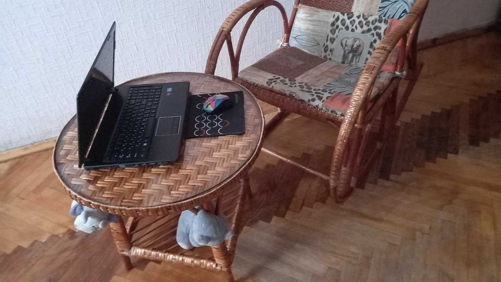 Столик из лозы со стеклом.