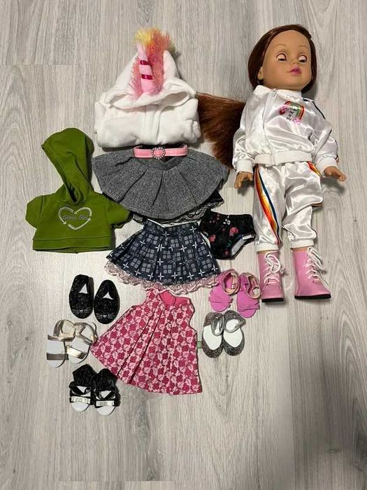 Lalka mówiąca z ubrankami.