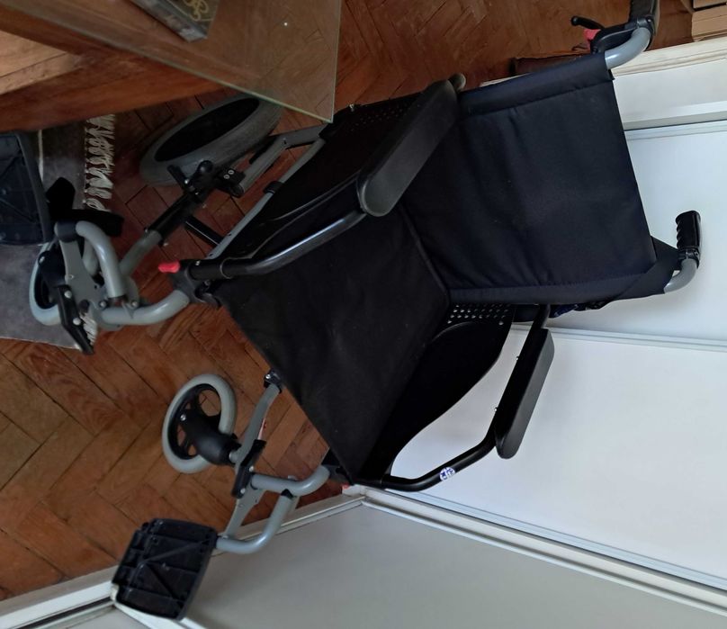 Vende-se cadeira de rodas de alumínio/aço da prestigiada marca nacional Orthos XXI,  estado impecável, utilizada apenas durante 2 meses.