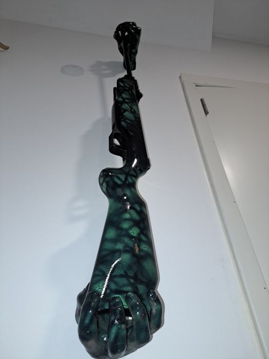 Vendo arma de chumbo decorativa com pintura exclusiva e suporte de mao
