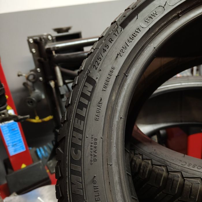 225/45/17 Sprzedam parę opon całorocznych Michelin