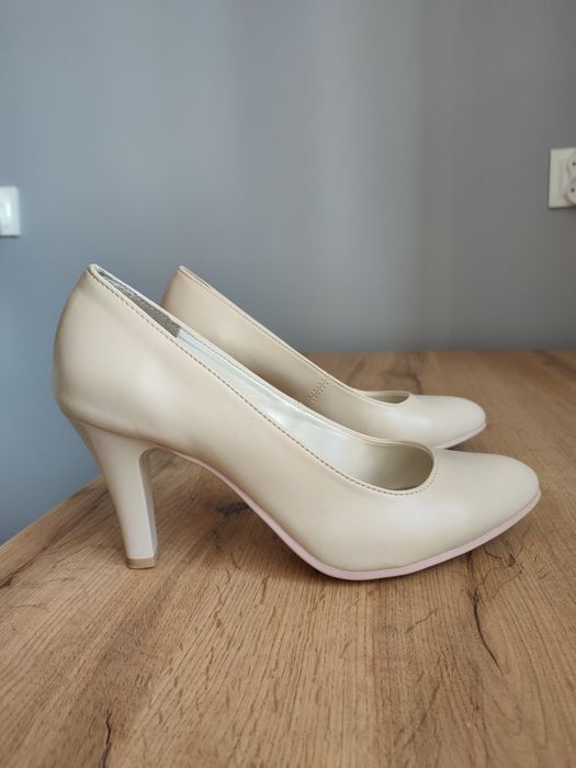 Beżowe czółenka na obcasie