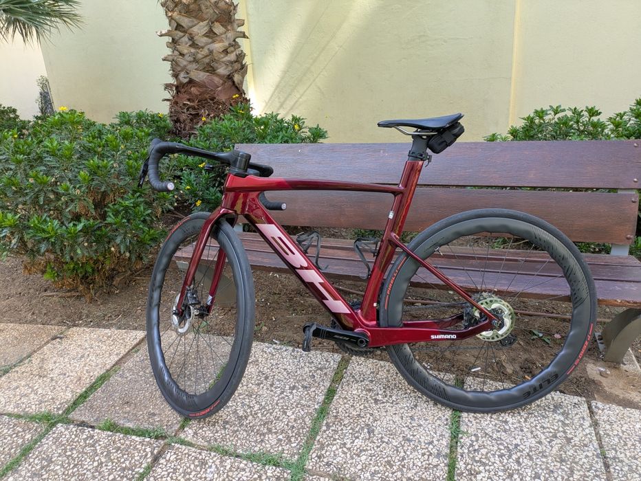 Bicicleta de estrada BH Aerolight Di2 carbono