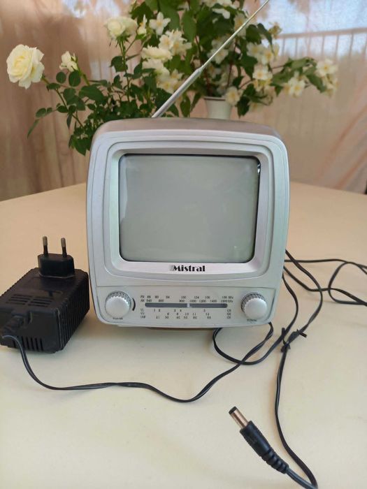 Czarno - biały telewizor przenośny z radiem czasy PRL