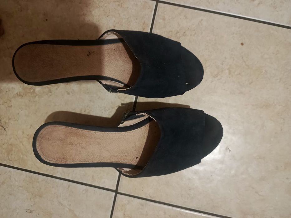 Почти новые натуральные шлепки на платформе