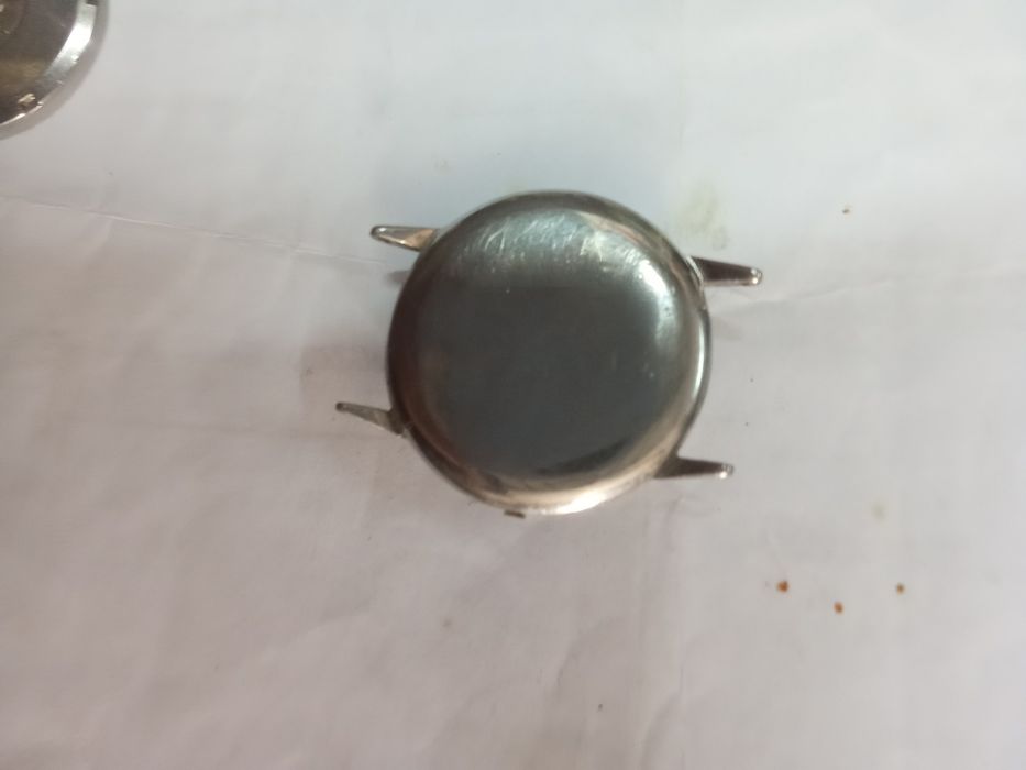 Uma caixa aço Omega. Duas tampas. Uma Sicura