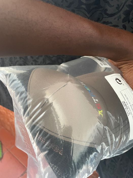 Boné marca “Astro World” de Travis Scott