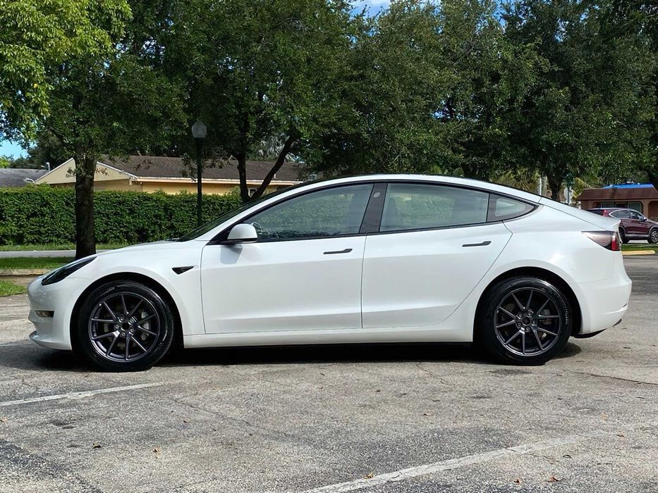 Tesla Model 3      2024