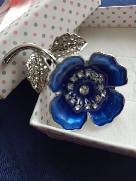 Nowa broszka szafirowy kwiatek