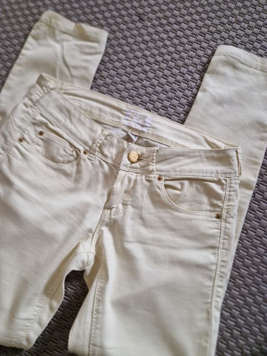 Calça ganga amarela da Bershka