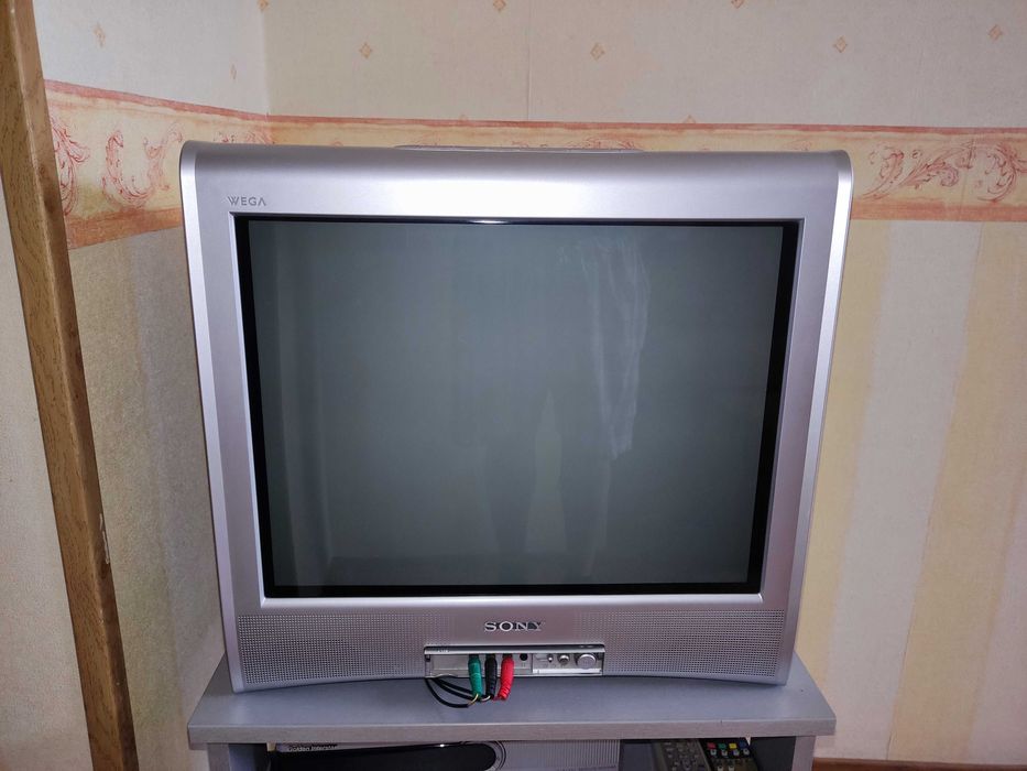 Тевелизор б\у Sony с тумбой