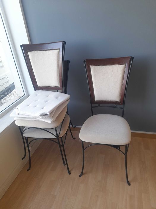 conjunto de mesa com 4 cadeiras e movel