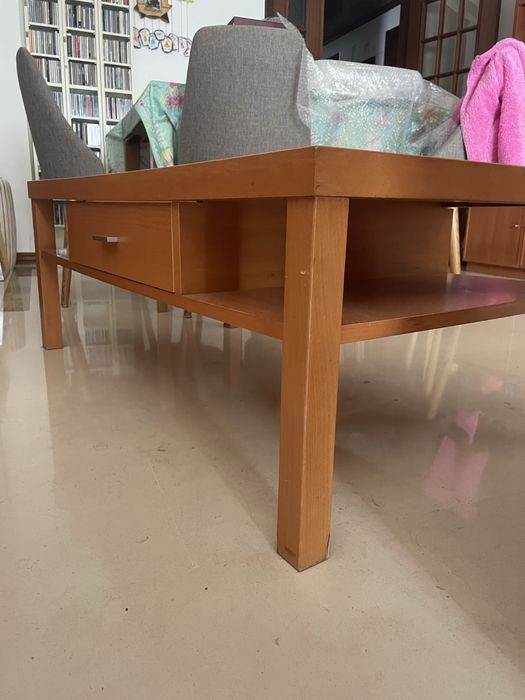 Mesa de centro em tom madeira