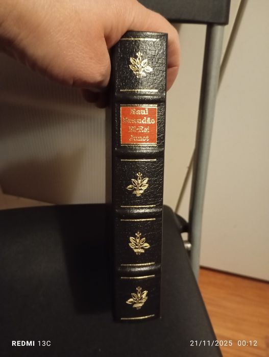 Livro de capa dura " El-rei Junot"