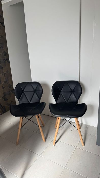 Cadeiras pretas em pele e madeira