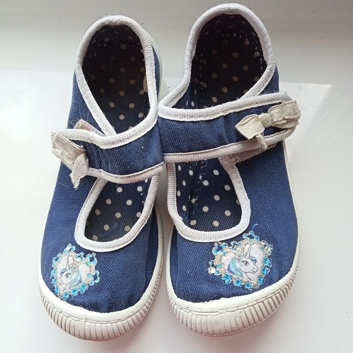 Buty, kapcie dla dziewczyki.28