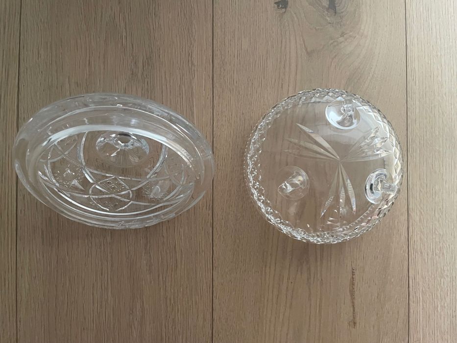 Kryształowe naczynie z pokrywką