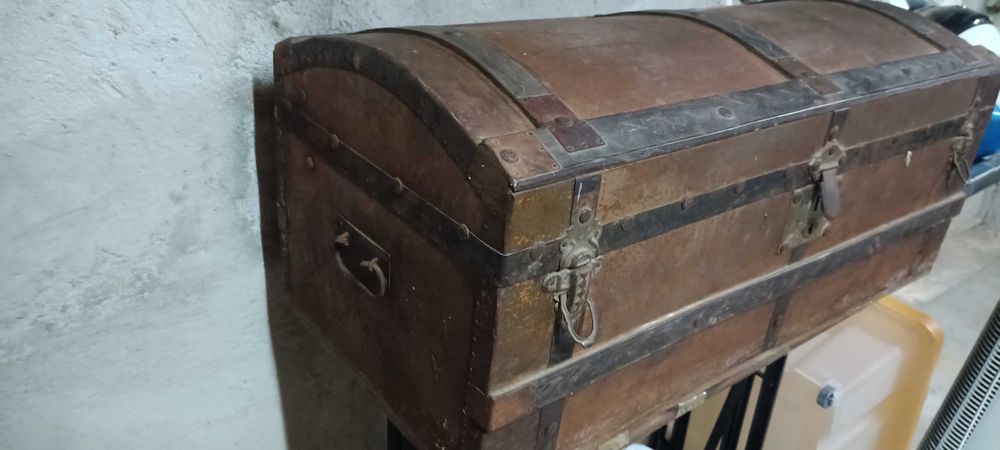 Arca antiga com apoios