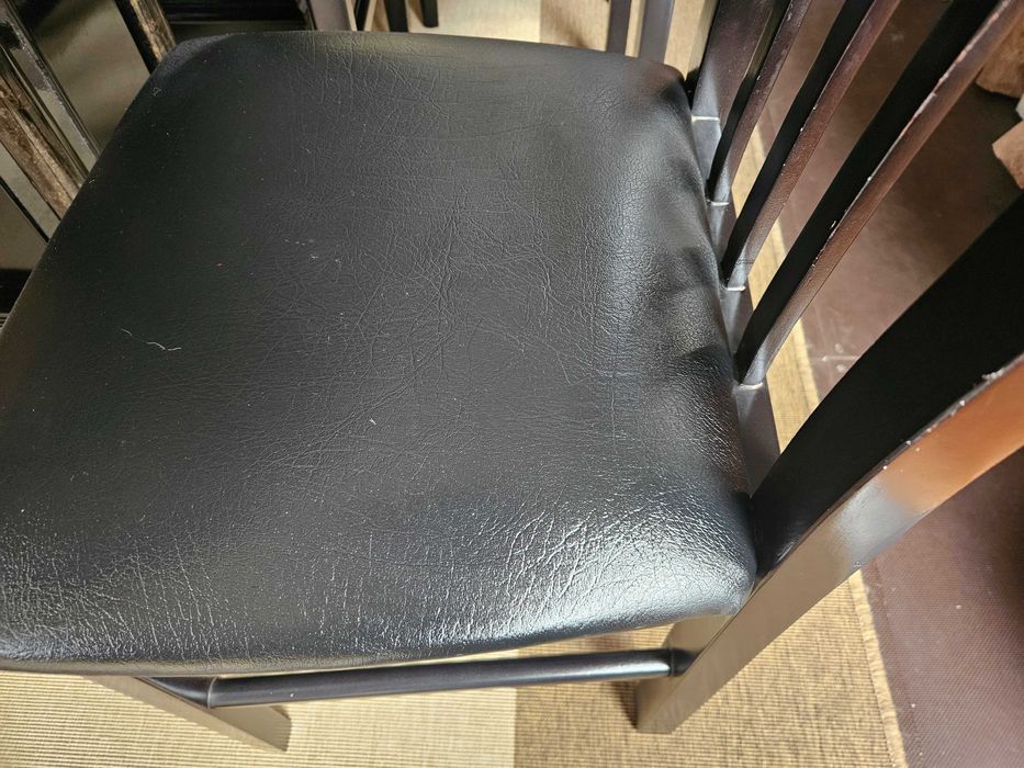 Cadeiras de sala de cor preta - Bom estado geral -